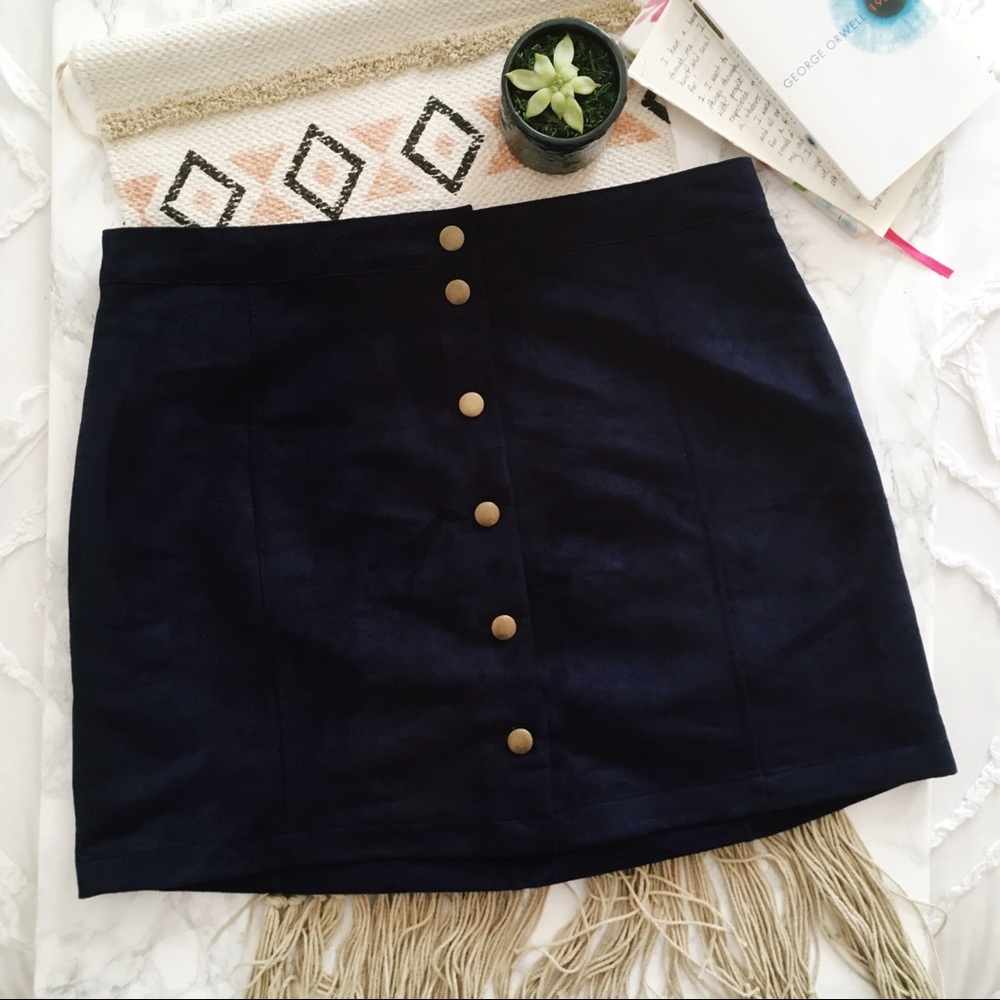 โข Button Front Mini Skirts โข - Picture 4 of 5